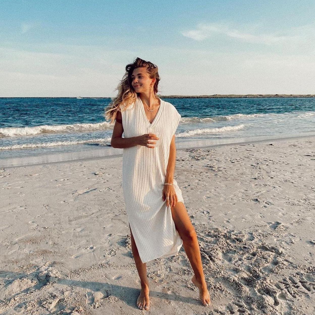 Pincha en la foto para ver el vestido midi de punto, la prenda definitiva con la que tu estilo rejuvenecerá al momento.