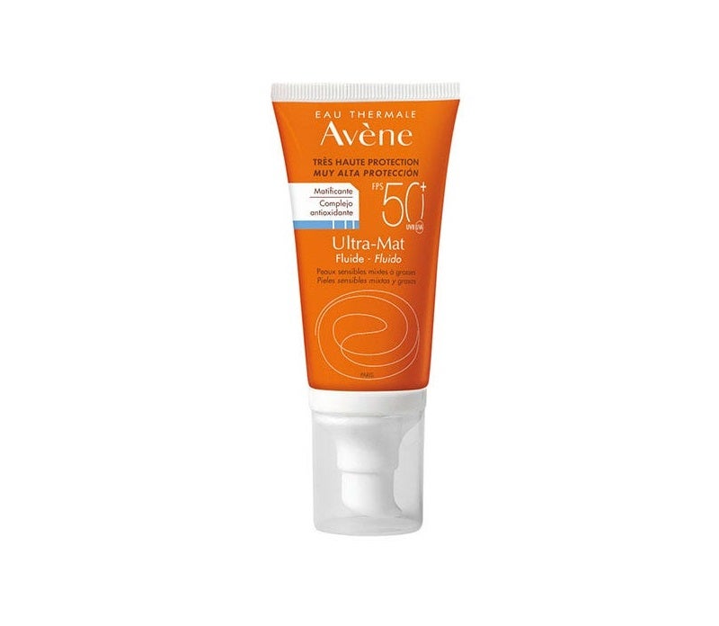 Solaire Anti Age de Avène. Una crema solar de amplio espectro que protege a la piel de los Rayos UVA y UVB, previniendo así, los signos prematuros del fotoenvejecimiento gracias a su combinación de filtros solares. También contiene vitamina E con propiedades antioxidantes que protegen las células de los radicales libres. Además, incluye también agua termal para calmar y evitar la irritación. Es resistente al agua, hipoalergénica y no contiene perfumes.