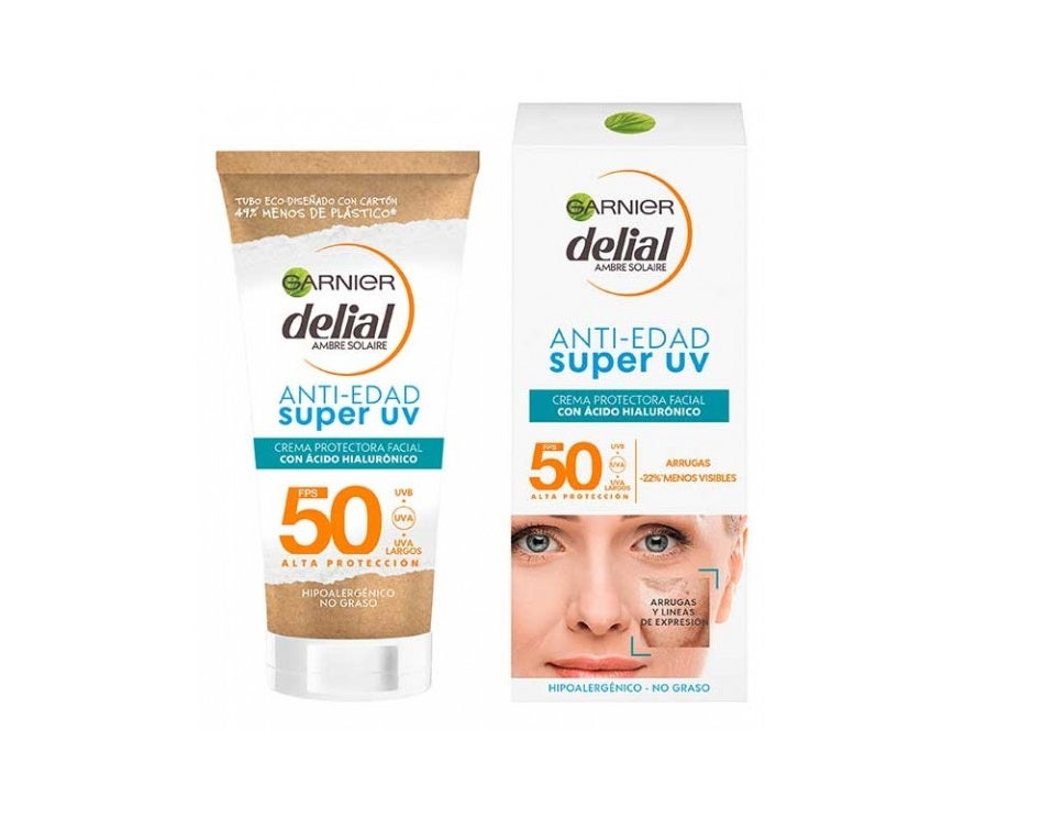 Otra opción de altura es la Crema Antiedad Super UV Crema Protectora Facial de Garnier Delial. Un best seller que además de ofrecer una alta protección, reduce la visibilidad de las arrugas en un 22% gracias a su ingrediente estrella, el ácido hialurónico. Con su hidratación diaria no necesitarás utilizar una crema de día.