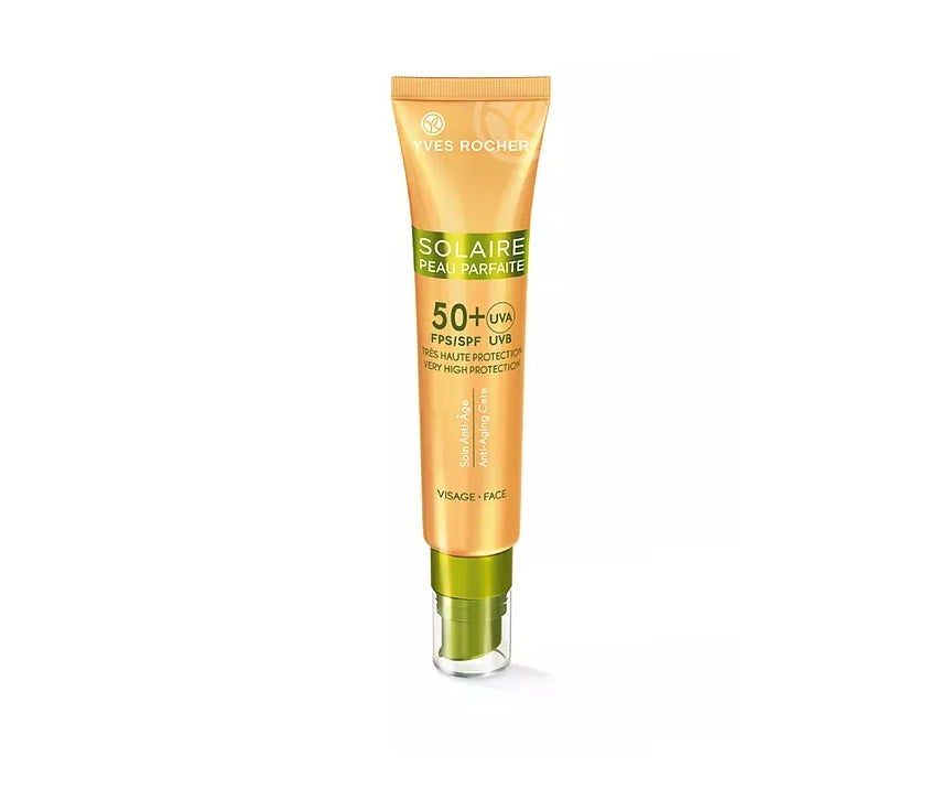 Crema Protectora Antiedad Rostro FPS50+ de Yves Rocher. Un fotoprotector facial que cuesta 12,50 euros y que protege eficazmente contra los UVA/UVB previniendo los signos de envejecimiento causados por el sol. Hidratada, suaviza, unifica, protege... Uno de los favoritos de las francesas.