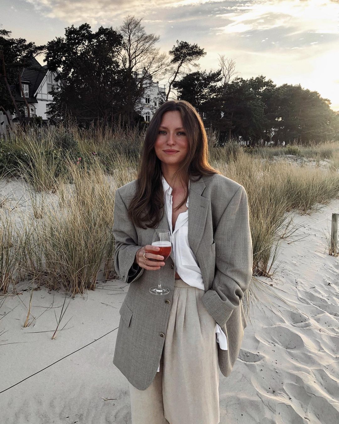 Estas prendas en forma de caja eran unisex, al igual que ahora, pero mientras más oversize quedase al cuerpo femenino, mejor. El estilo masculino está más de moda que nunca, contrarrestado con prendas deportivas o formal, con piezas básicas.