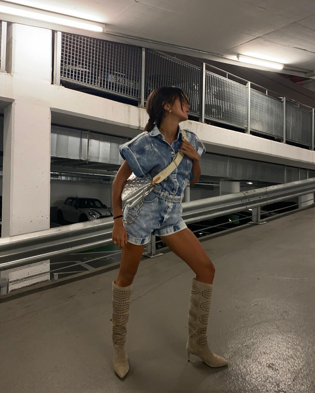 En cualquier prenda y tono, el denim lavado a piedra es una forma diferente de lucir este básico. Pantalones, cazadoras o monos. Muy estrella del rock de los ochenta.