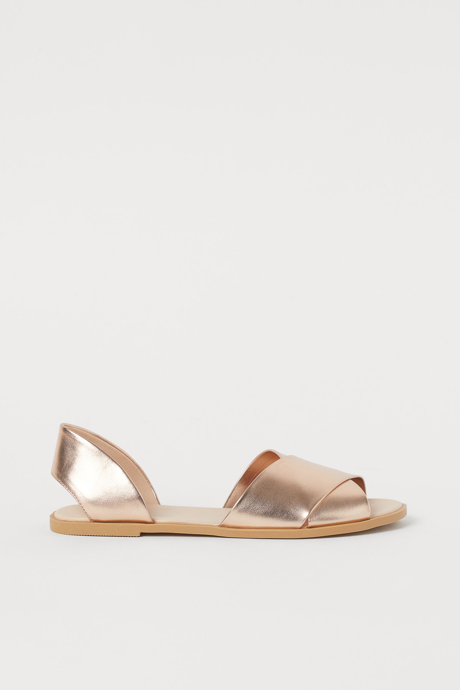 Sandalia plana cruzada con efecto metalizado, de H&M (14,99 €).