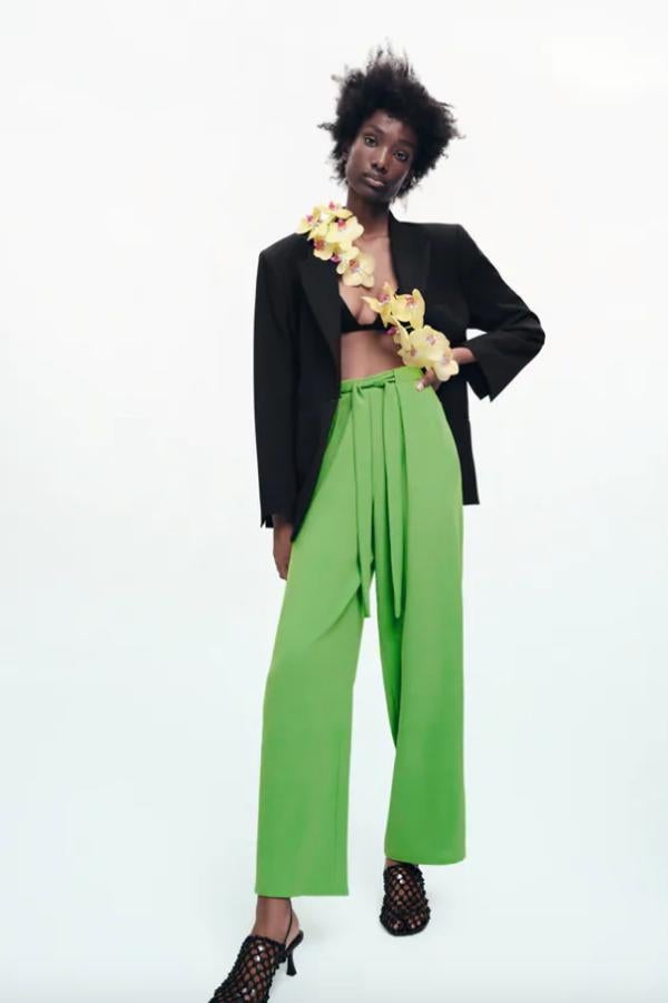 El verde manzana también es tendencia y es ideal para nuestros estilismos veraniegos. La mejor prueba son estos pantalones fluidos de tiro alto, que tienen cintura elástica y detalle de pinzas y lazada en el mismo tejido. Con perneras anchas, cuestan 19,95 euros y están disponibles entre las tallas XS y L. 