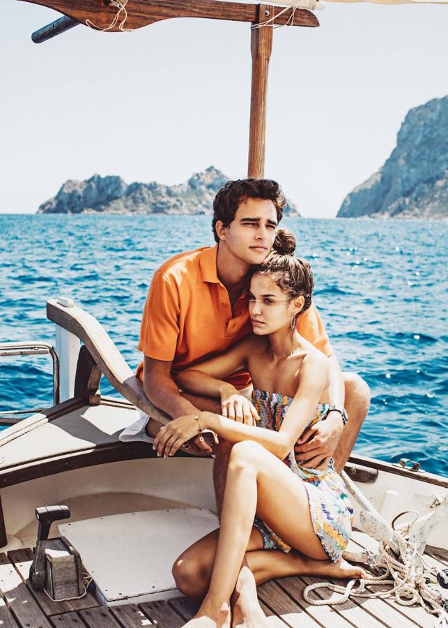 Pepe lleva polo de Cos, bermudas de Fendi, reloj Aluminium Chrono y anillo B.zero1, ambos de Bvlgari. Gara, monoshort de Missoni, pulsera de oro rosa con piedras preciosas y pendientes B.zero1 de oro rosa, ambos de Bvlgari. 