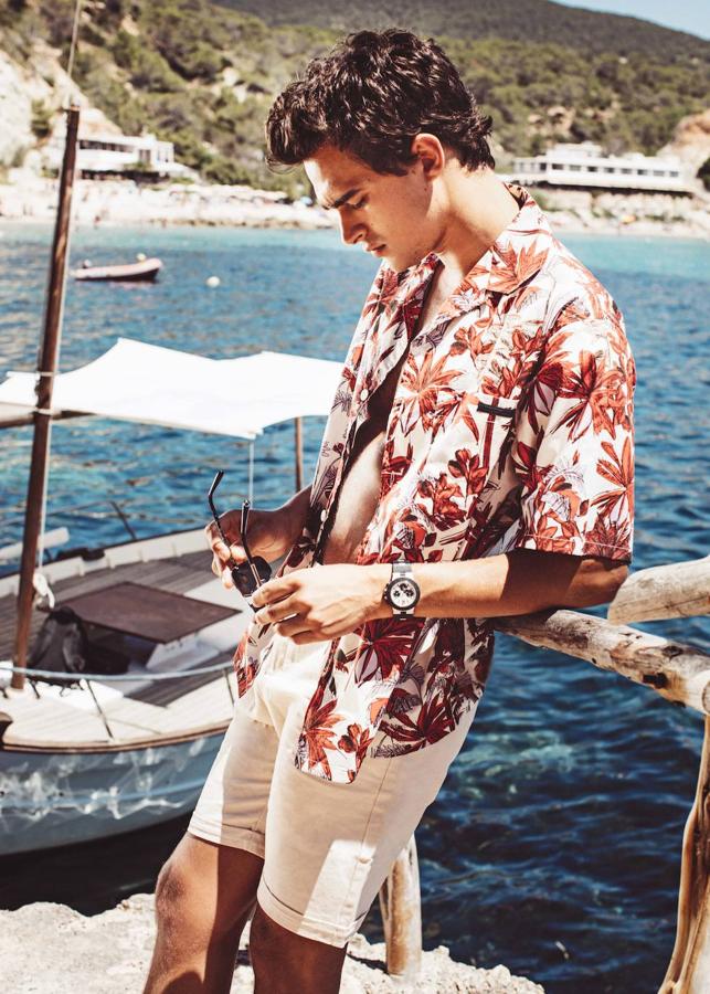 Camisa estampada de Prada, en mytheresa.com; bermudas de Maour y reloj y gafas de sol, ambos de Bvlgari.