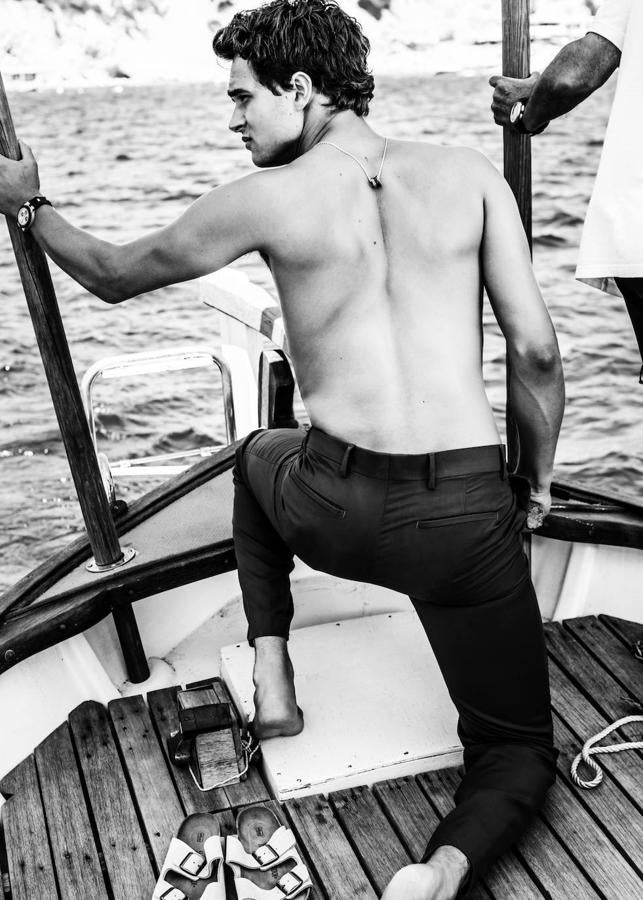 Pepe lleva pantalón de The Kooples; sandalias de Birkenstock y reloj y colgante de oro rosa y cerámica negra mate, ambos de Bvlgari.