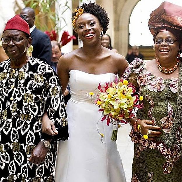 La escritora del brazo de sus padres, James Nwoye Adichie y Grace Ifeoma, el día de su boda, en 2009.