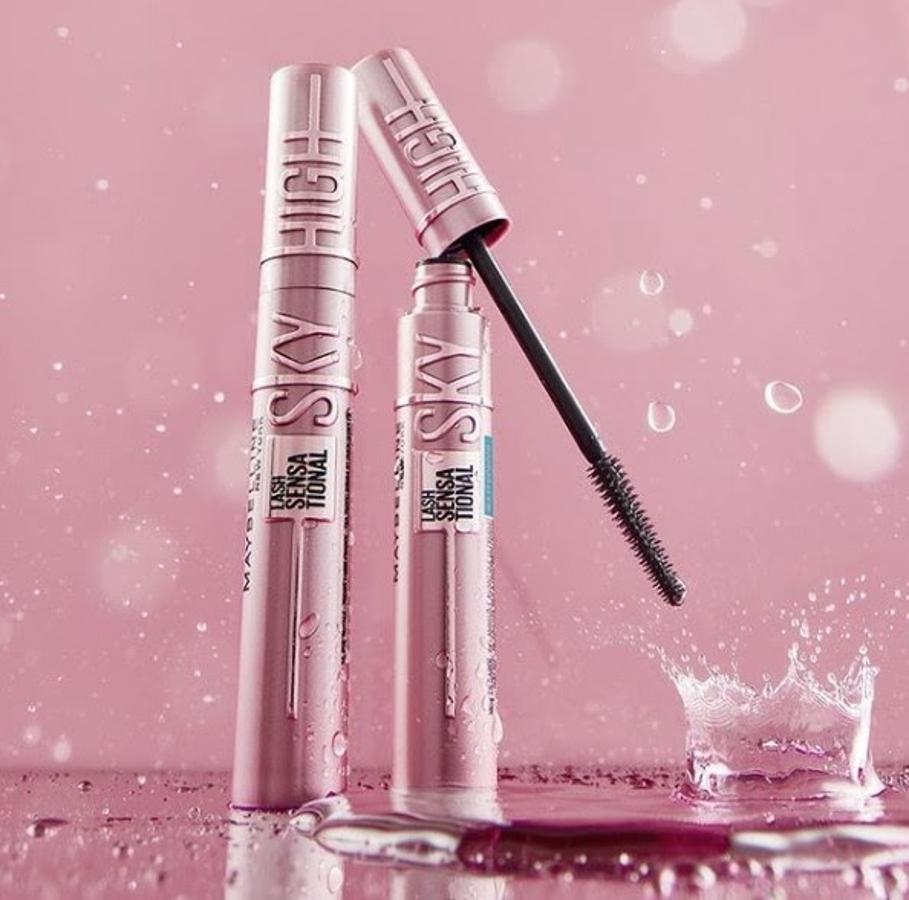 Lash Sensational Sky High Waterproof de Maybelline es la máscara súper ventas con una fórmula mejorada y resistente al agua. Aporta una longitud sin límites y un volumen redefinido para un resultado de vértigo. Además, su fórmula infusionada con extracto de bambú permite una aplicación fácil, ligera y sin grumos (11,95 euros).