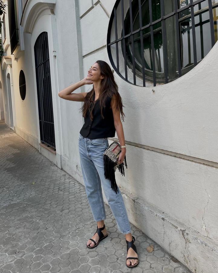 Unos jeans, unas sandalias y la pieza estrella de la temporada, el chaleco tipo sastre.