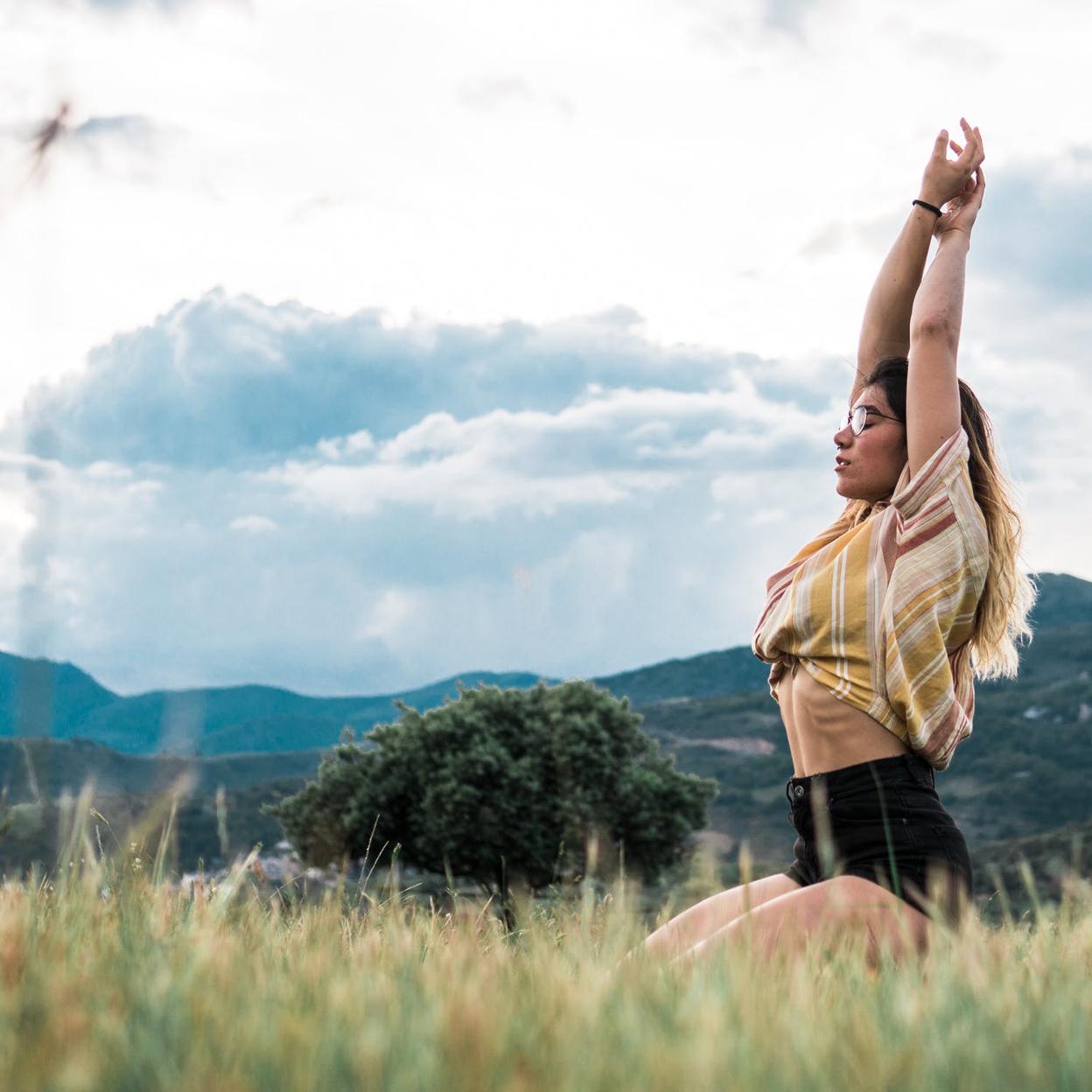 Pincha en la imagen para conocer cuáles son las mejores posturas de yoga y sus beneficios sobre el cuerpo