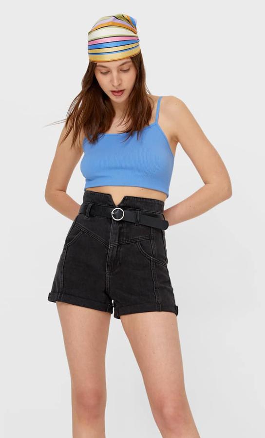 Disponible en negro o en azul, esta bermuda denim de tiro alto con cinturón y bajo acabado con vuelta tiene un precio de 9,99 euros (antes 25,99 euros).