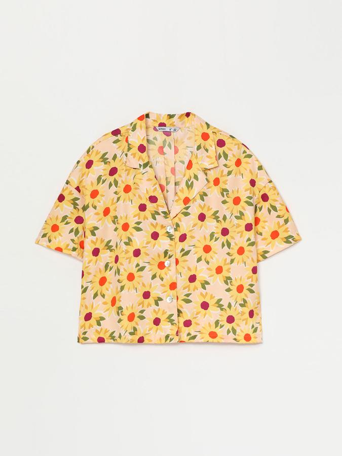 Con estampado de flores o de rayas, esta camisa holgada manga corta está confeccionada en un tejido satinado y tiene un precio de 3,99 euros (antes 12,99 euros).