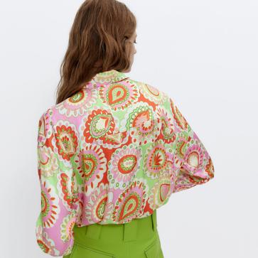 Imagen secundaria 1 - Esta es la blusa con estampado psicodélico que marca tendencia y que puedes combinar de mil formas