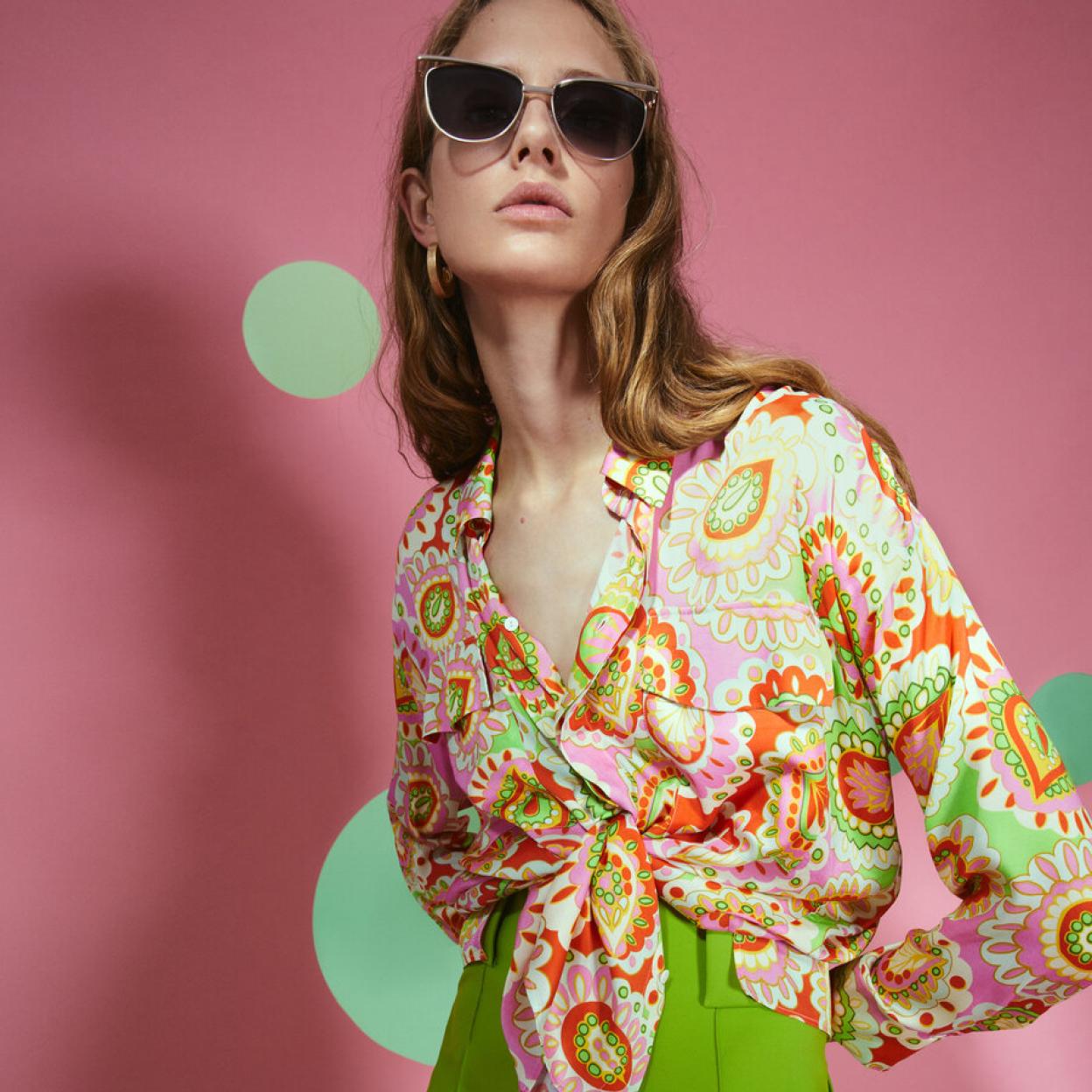 Pincha en la imagen para descubrir las blusas y camisas oversize que van a poner un plus de estilo en tus looks