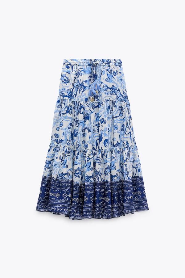 Con estampado en color azul, esta falda larga de tiro alto y cintura ajustable con cordones cuenta con bolsillos laterales ocultos y tiene un precio de 29,95 euros.