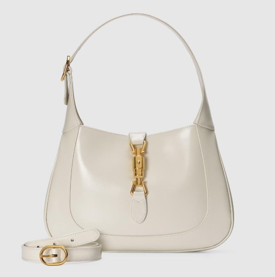 El efecto que Jacqueline tenía sobre el resto de personas, independientemente de su posición, era abrumador. La ex primera dama de Estados Unidos conquistó el mundo con su elegante estilo enmarcado dentro de lo 'preppy'. Trajes de tweed, perlas y sombreros 'pillbox' eran su marca personal. Pero, en la década de los 70, este icono dio un giro a su vestuario para convertirlo en más sobrio y minimalista, sin dejar de ser sofisticado. Aunque Jackie era aficionada al bolso G1244 de Gucci, fue una popular imagen intentando escapar de los paparazzi, en la que se tapaba con la cartera, la que fue determinante para que la firma rebautizara dicha pieza. El bolso Jackie en forma de media luna se ha ido rediseñando a medida que los diferentes directores creativos de Gucci pasaban por la casa. La última propuesta la hizo Alessandro Michele en su colección de moda masculina otoño-invierno 2020.