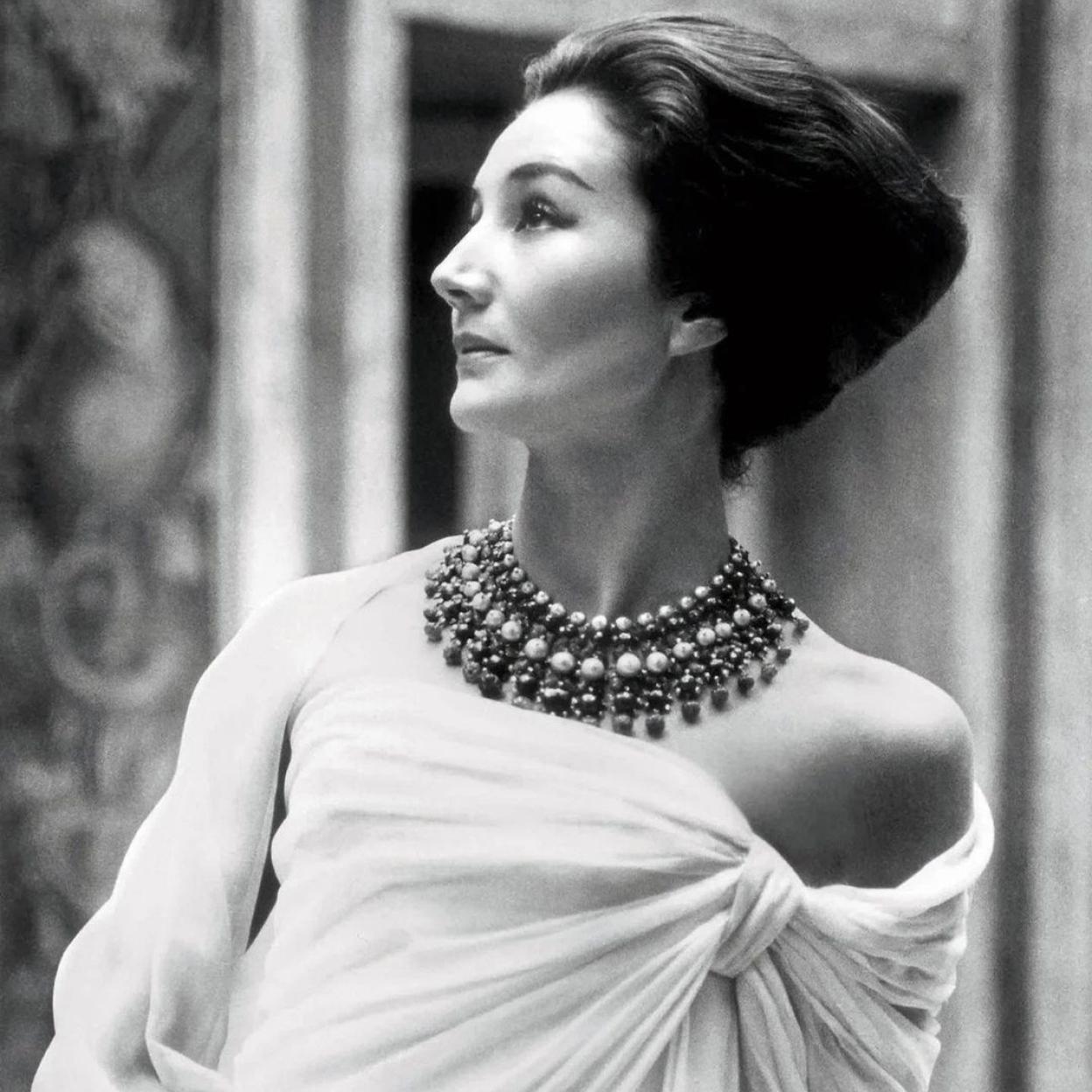 Jacqueline de Ribes fue un icono de la moda, igual que Jackie Onassis. Si quieres ver los mejores looks de Onassis, pincha en la imagen.