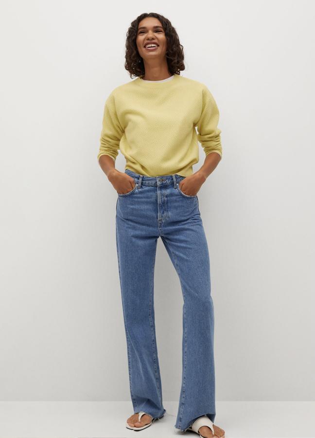 En color amarillo pastel, este jersey de punto fino con manga larga y cuello redondo tiene un precio rebajado de 5,99 euros (antes 19,99 euros).