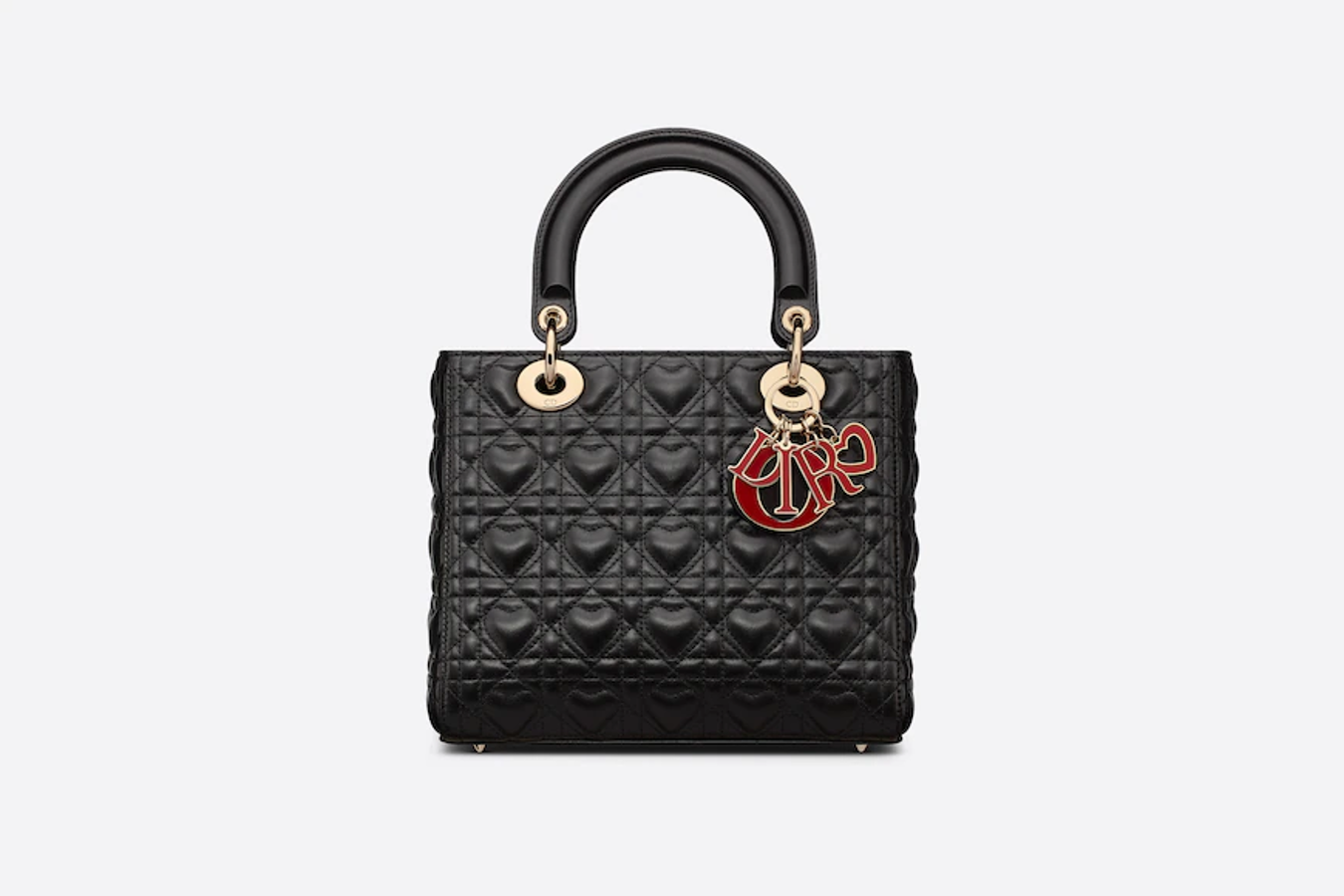 Posiblemente desconocías que el nombre de esta pieza se estableciera como homenaje a la princesa de Gales. En realidad, se creó bajo el título de 'ChouChou' pero, cuando la Lady Di empezó a popularizarlo después de que la primera dama de Francia, Bernadette Chirac, se lo entregase como obsequio en 1995, la casa de alta costura tuvo claro que el bolso debía abanderar la esencia de Diana, un año después. Lady Di le hizo un enorme favor a la lujosa firma, ya que se vendieron alrededor de 200.000 unidades, en los 24 meses posteriores. A día de hoy sigue siendo un símbolo, así que bautizar a este bolso con su nombre era lo mínimo que podían hacer.