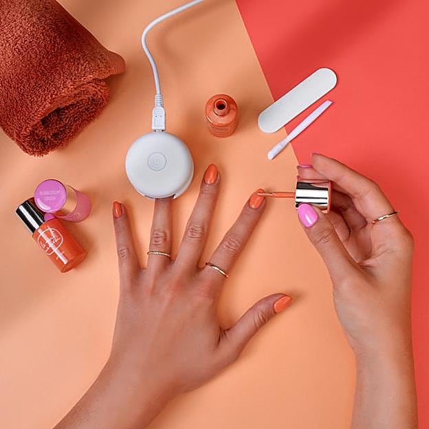 Kit de manicura con lámpara LED y esmaltes.