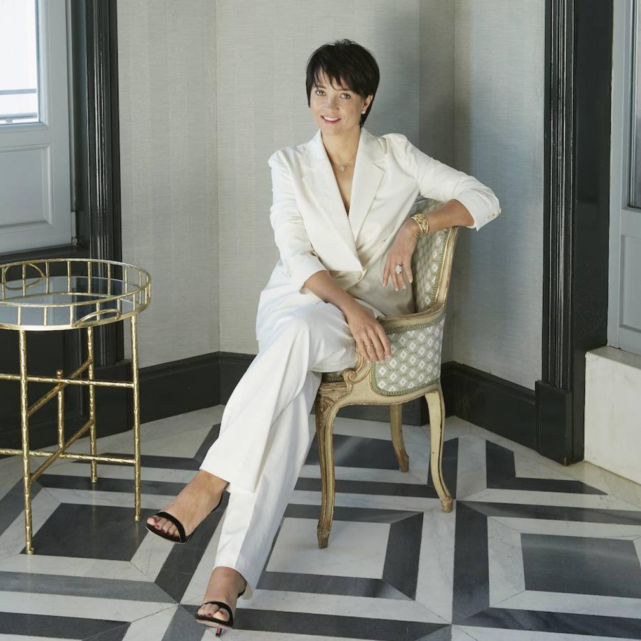 María José Arregui viste traje de chaqueta de Marella y zapatos de Mascaró. Pincha en la foto para ver los libros que te van a ayudar a desconectar en verano.