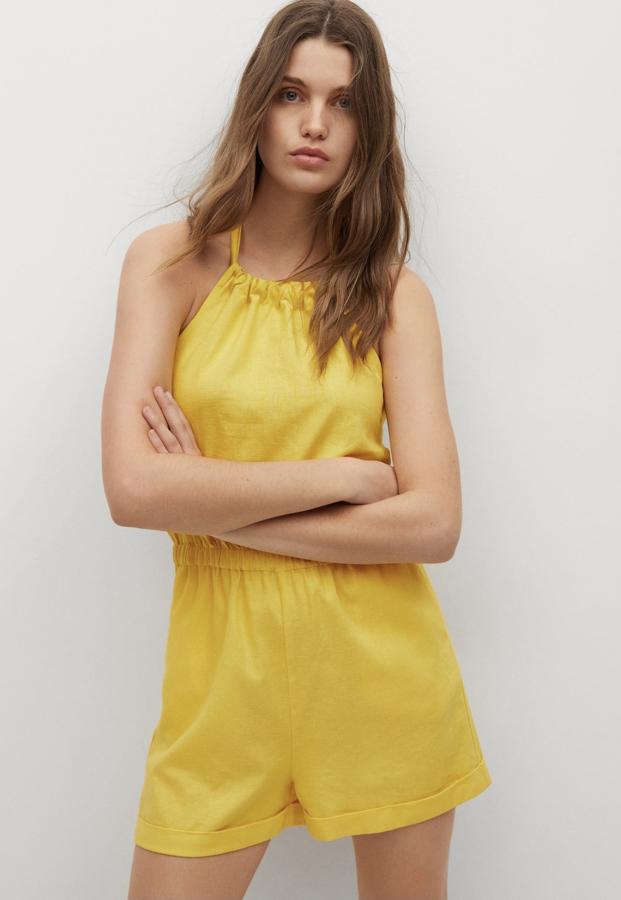 Disponible en amarillo o en negro, este mono corto con escote halter y cierre de lazo en el cuello tiene un precio rebajado de 15,99 euros (antes 25,99 euros).