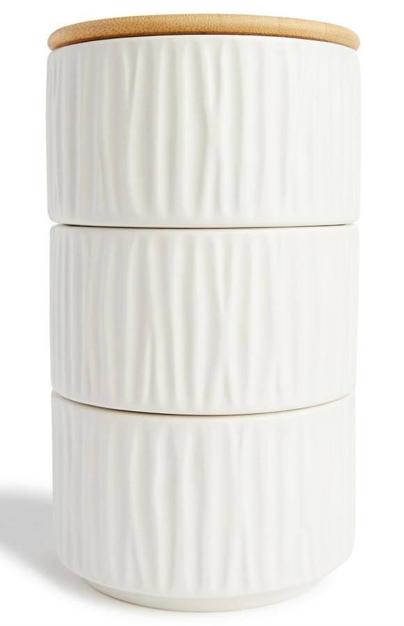 Este pack de tres botes apilables de color marfil y tapa de madera tiene un precio de 7 euros.