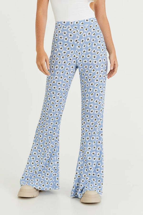 En color azul y con estampado de margaritas blancas, este pantalón campana tiene un precio de 22,99 euros.