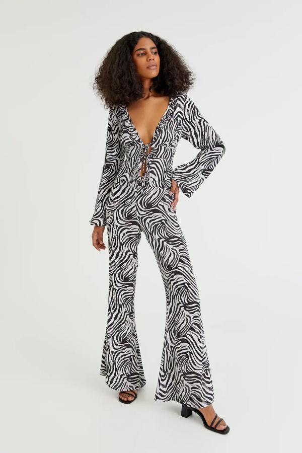 Con estampado de cebra en blanco y negro, este pantalón campana con detalle de costuras delanteras y silueta ajustada tiene un precio de 22,99 euros.
