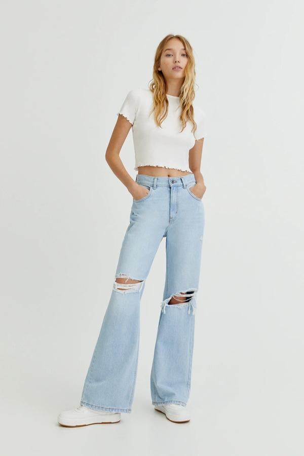 En color azul claro, estos pantalones denim de tiro alto y detalle de rotos en la rodilla tienen un precio de 29,99 euros.