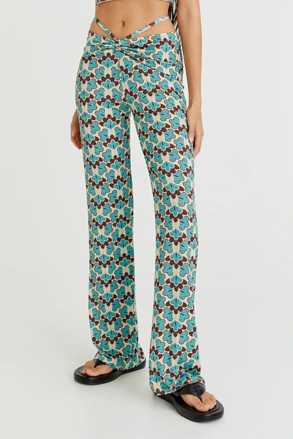 Con estampado en color turquesa, este pantalón campana con tira en cintura y tejido ligeramente elástico tiene un precio de 17,99 euros.