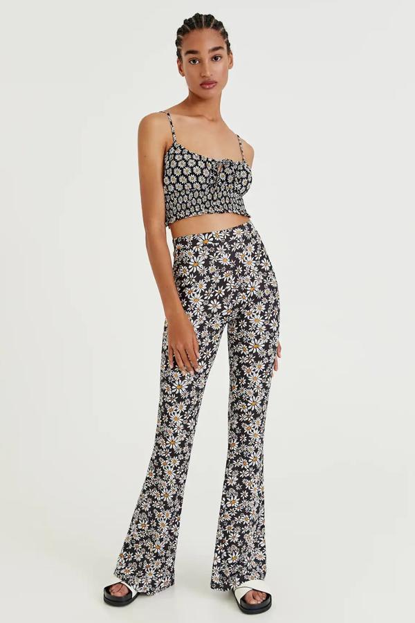 Con estampado de margaritas y disponible en negro o en marrón, este pantalón campana con cintura ajustada tiene un precio de 19,99 euros.