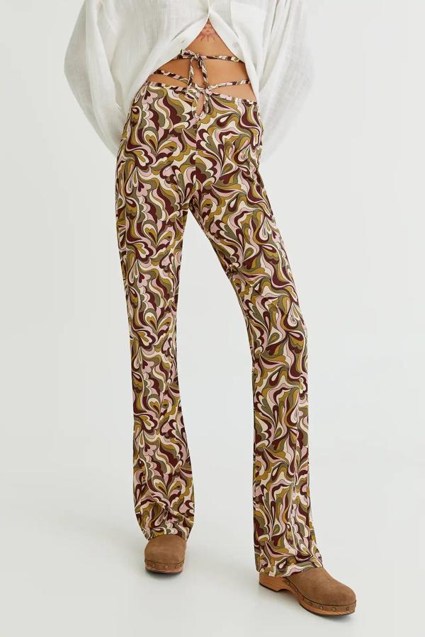 En color verde oliva y con estampado retro distorsionado, este pantalón campana con tiras en la cintura tiene un precio de 17,99 euros.