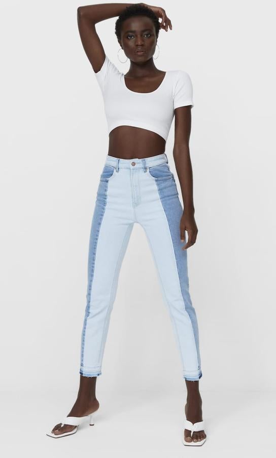 Estos jeans slim de tiro alto y contraste de color en azul tienen un precio rebajado de 9,99 euros (antes 29,99 euros).