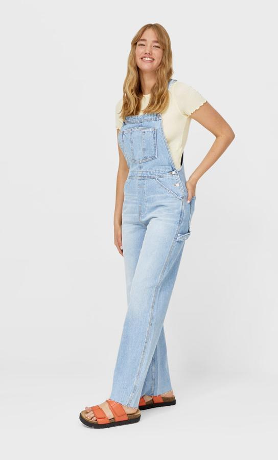 En color azul claro, este peto con escote recto y tirantes anchos ajustables cuenta con botones en los laterales y tiene un precio de 9,99 euros (antes 35,99 euros).