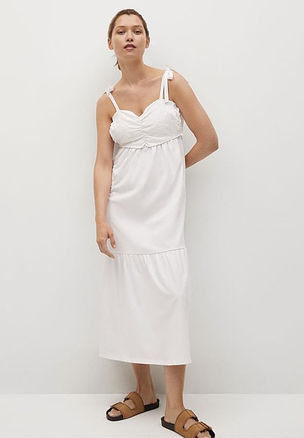 En blanco roto, este vestido midi con diseño acampanado y escote corazón cuenta con detalle de bordado suizo y tiene un precio de 15,99 euros (antes 25,99 euros).