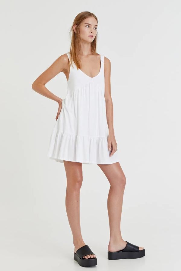 Este vestido corto básico de color blanco cuenta con escote de pico, tirantes y volantes en el bajo. Su precio es de 17,99 euros.