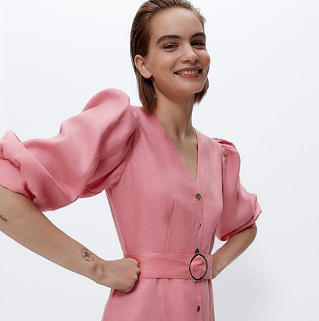 Imagen principal - Tres vestidos camiseros tan favorecedores que te solucionan la maleta de verano