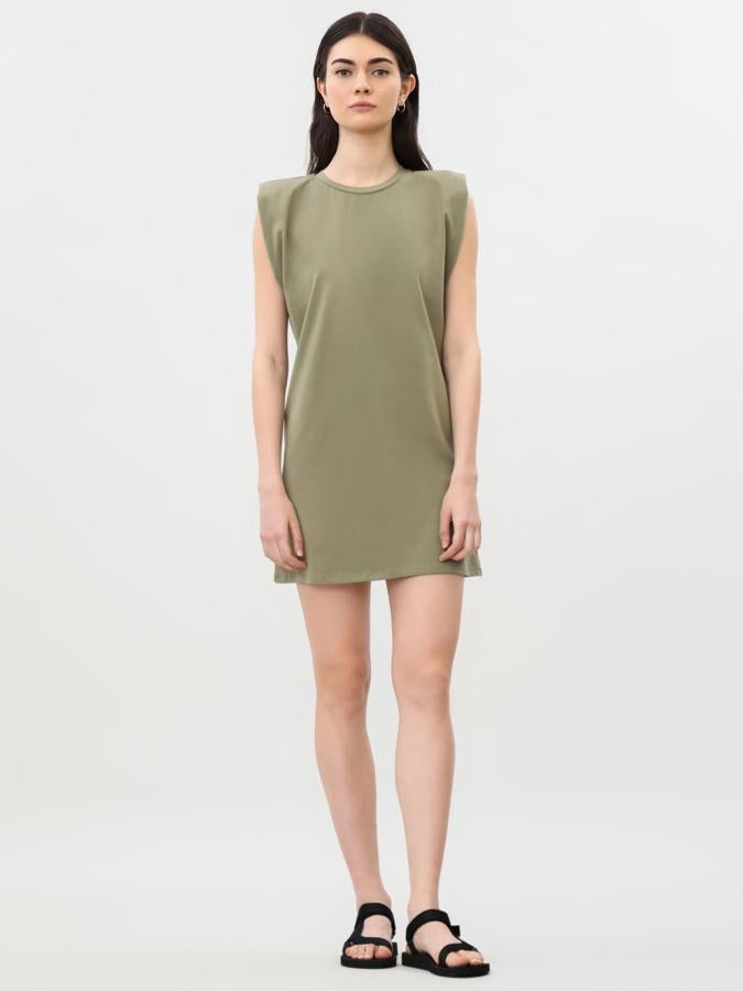 Disponible en varios colores, este vestido corto sin mangas y con hombreras está confeccionado en algodón elástico y tiene un precio de 3,99 euros (antes 9,99 euros).