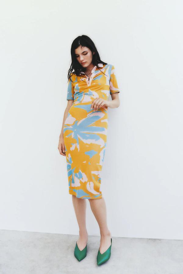 En color amarillo, este vestido midi de manga corta y detalle de pliegues en la parte delantera tiene un precio de 25,95 euros.