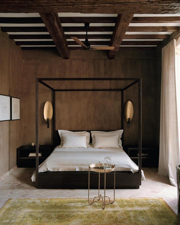 El dormitorio goza de buena luz por lo que se ha aprovechado este detalle para añadir piezas más modernas en tonos oscuros. 