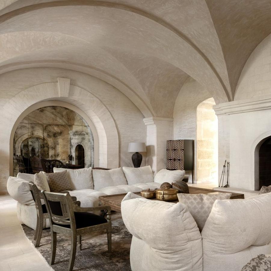 En las zonas comunes, el blanco se convierte en el protagonista. Paredes, suelos, e incluso sofás son algunos de los elementos donde los tonos claros están presentes.