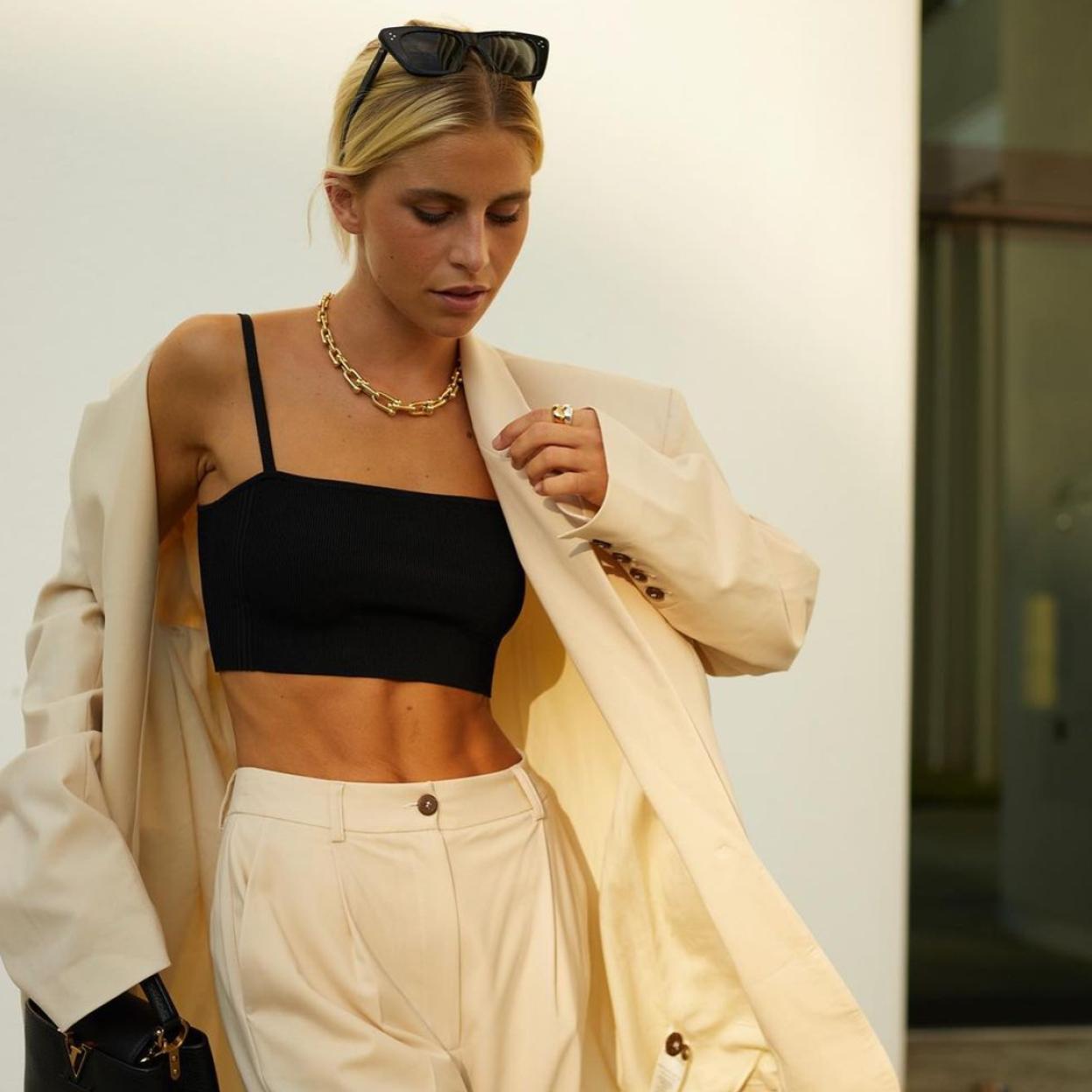 Pincha en la foto para descubrir los tops lenceros perfectos para dar un aire nuevo a tus vaqueros. 