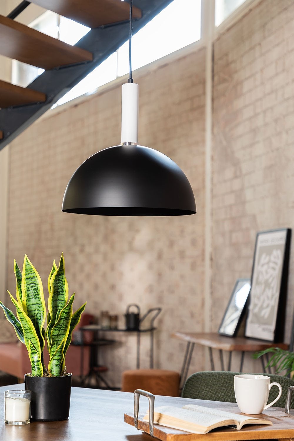 Lámpara de techo en negro mate con detalle en blanco (39,95 euros).