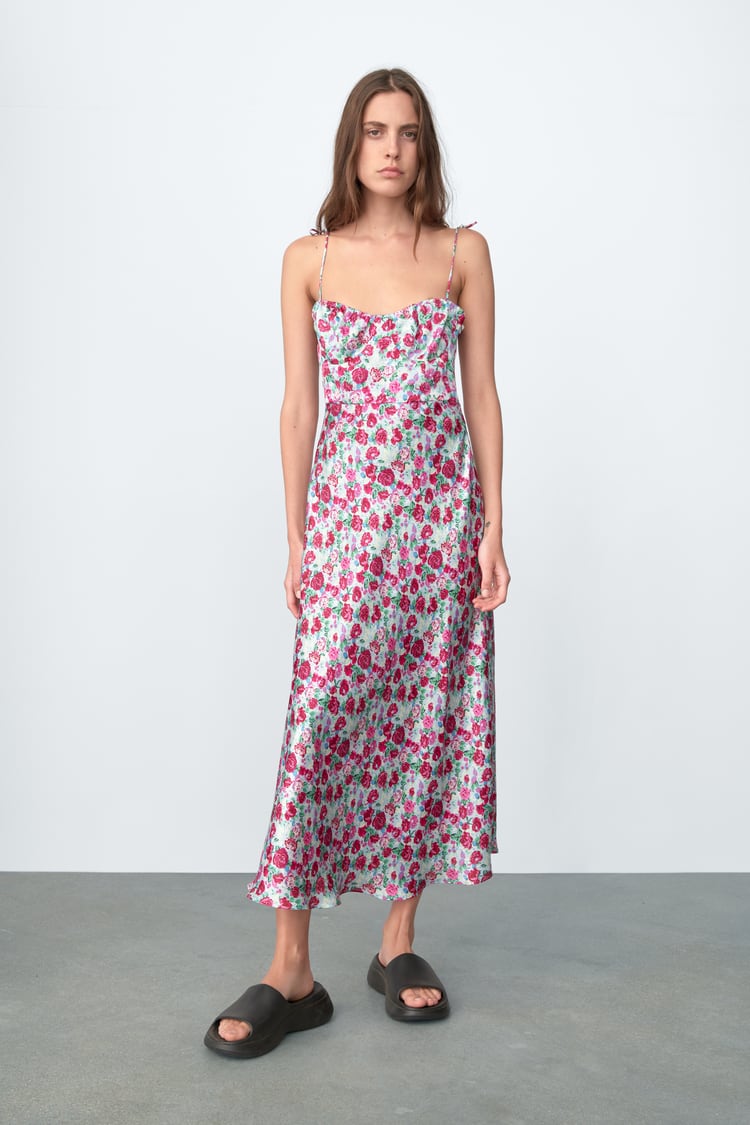 Vestido midi de tirantes con tejido fluido y estampado de flores, de Zara (39,95 €).