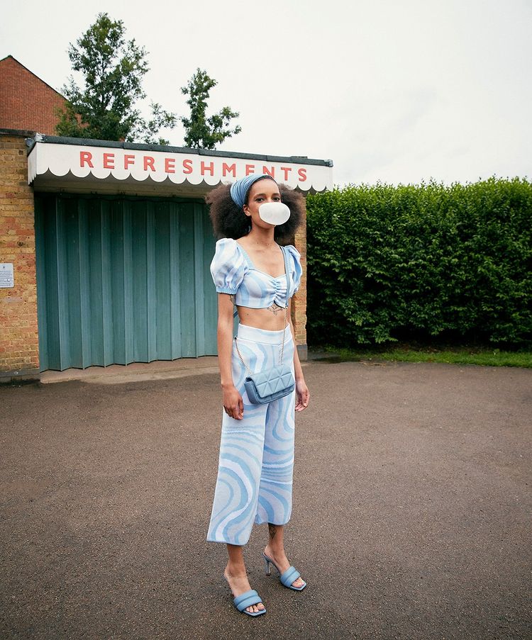 Este conjunto con estampado psicodélico de Primark que coordina un de crop top con mangas farol (14 euros) y unos pantalones culotte (19 euros).