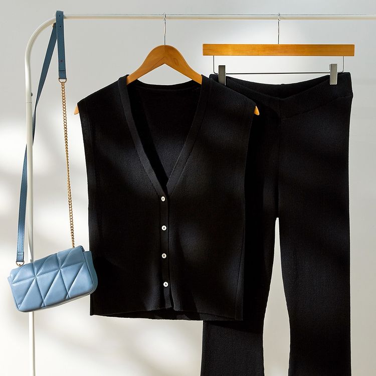 Este co-ord de punto negro de Primark con chaleco (14 euros) y pantalón flare (18 euros) que será tu mejor aliado para la vuelta a la oficina.