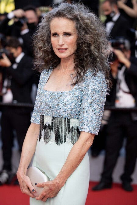 La actriz y modelo Andie MacDowell deslumbró en la red carpet del Festival de Cannes con su melena larga y rizada. Apostó por lucir sus canas sin ningún complejo. Sigue su ejemplo y se natural. 