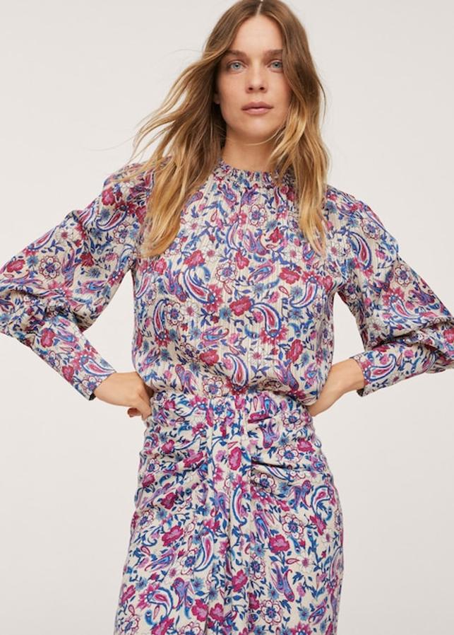 Otra blusa con estampado paisley que Mango ha incluido en su última colección es esta en tonos azules y rosas, confeccionada en tejido ligero y de diseño recto con cuello redondo elástico y mangas abullonadas. Disponible entre las tallas XXS y XL, cuesta 29,99 euros. 